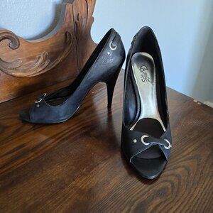 Carlos Santana black pumps